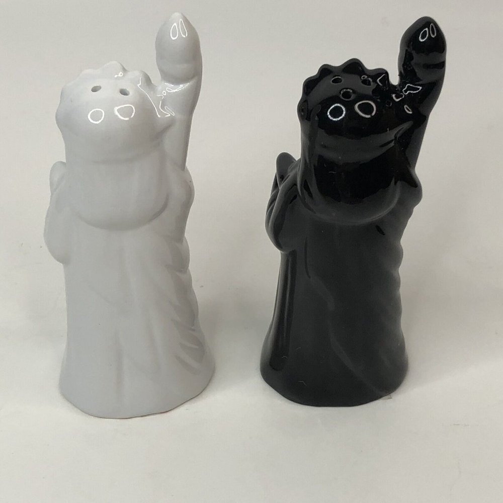 Statue Of Liberty 4-1/4” Salt and Pepper Shakers Set Black & White *FLAW* - Picture 5 of 12